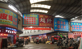中国工場近くの市場：たくさんのお店